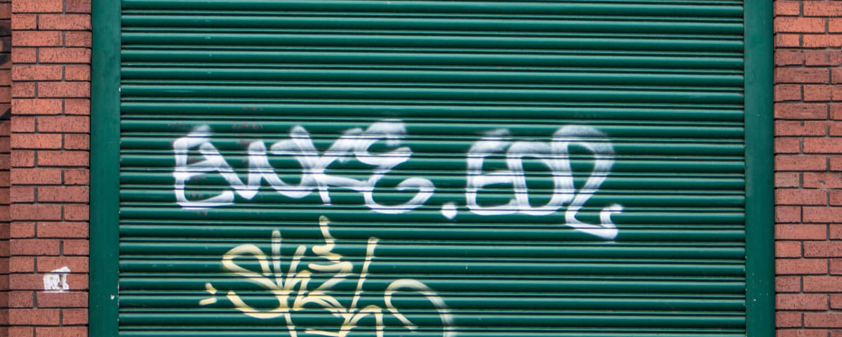 Nettoyage suppression et enlèvement d'un tag graffiti sur un mur ou bardage métallique rennes nantes saint malo redon fougères vitré